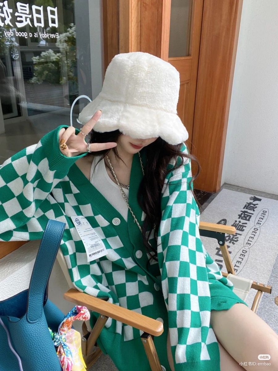 Gái xinh không mặc quần áo với cardigan xanh trắng