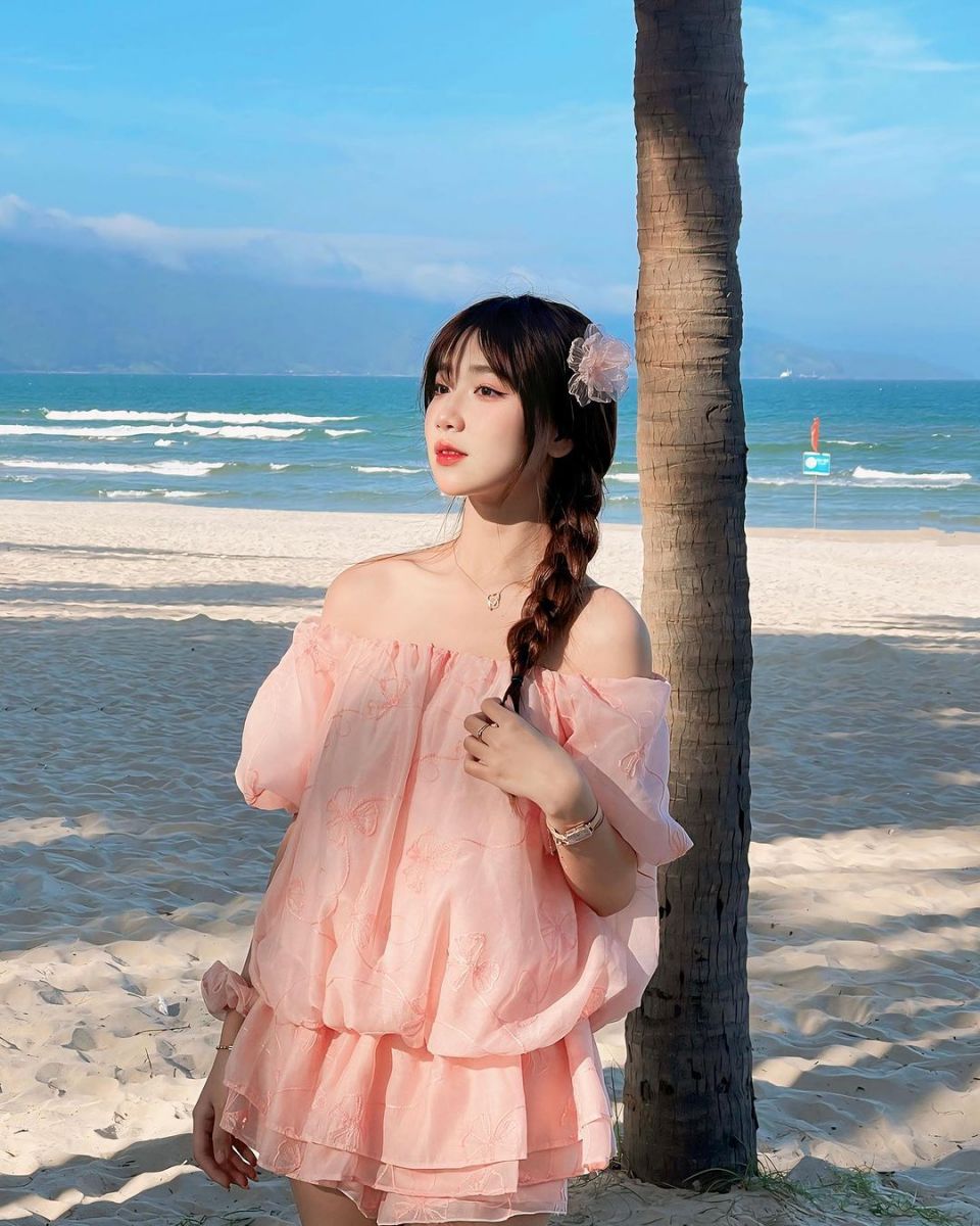 Gái xinh mặc áo 2 dây bên cây dừa trên bãi biển