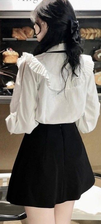 Gái xinh mặc áo blouse trắng và chân váy đen quyến rũ