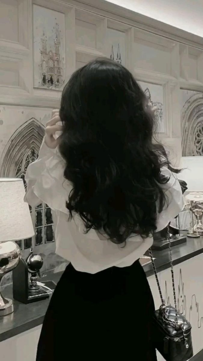 Gái xinh mặc áo blouse trắng và chân váy đen