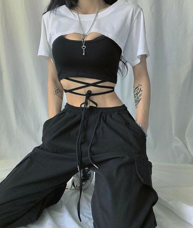 Gái xinh mặc áo crop top đen kết hợp với áo phông trắng