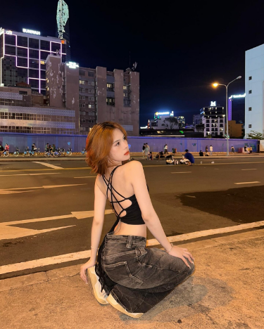 Gái xinh mặc áo crop top đen và quần jeans rách