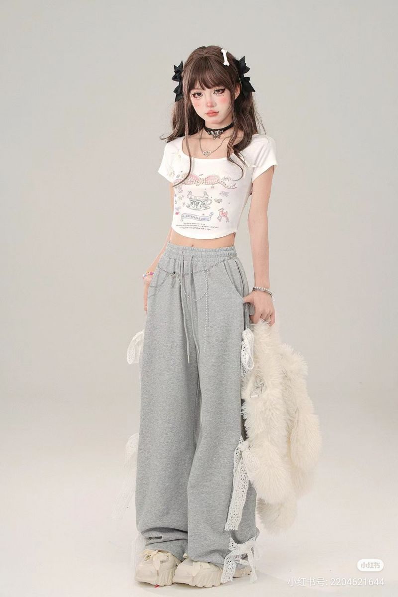 Gái xinh mặc áo crop top trắng và quần jogger xám