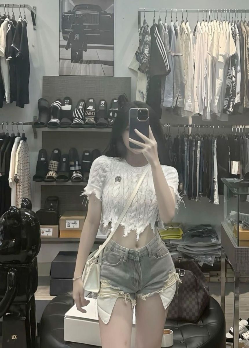 Gái xinh mặc áo crop top trắng và quần shorts denim
