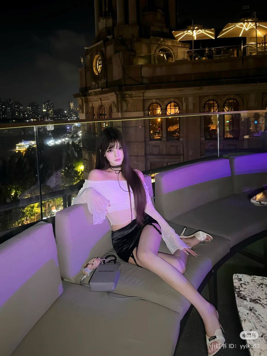 Gái xinh mặc áo crop top và chân váy ngắn trên ghế sofa
