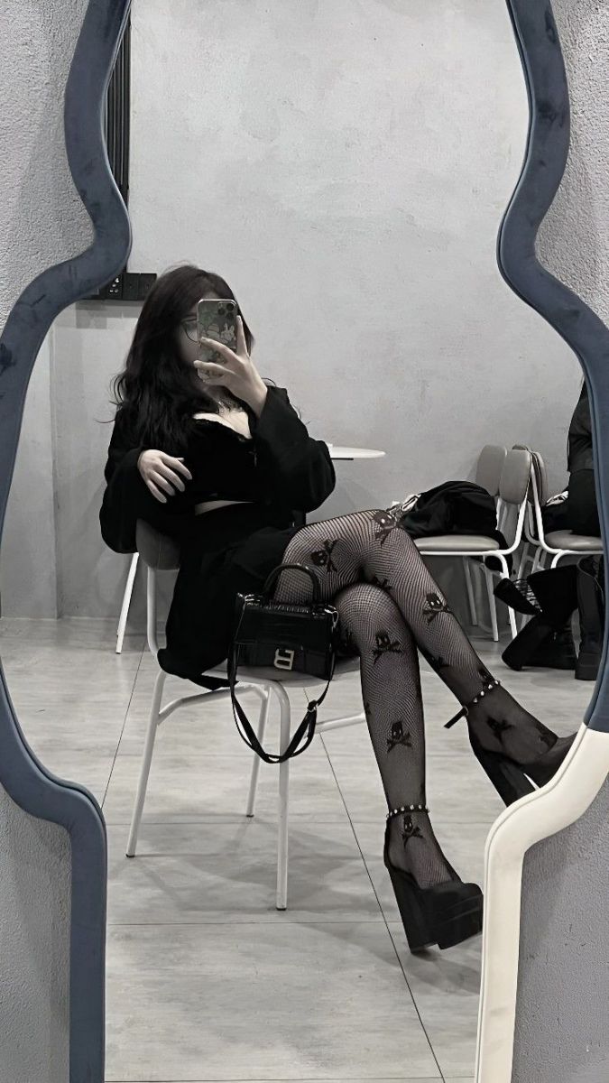 Gái xinh mặc áo crop top và chân váy xinh đẹp