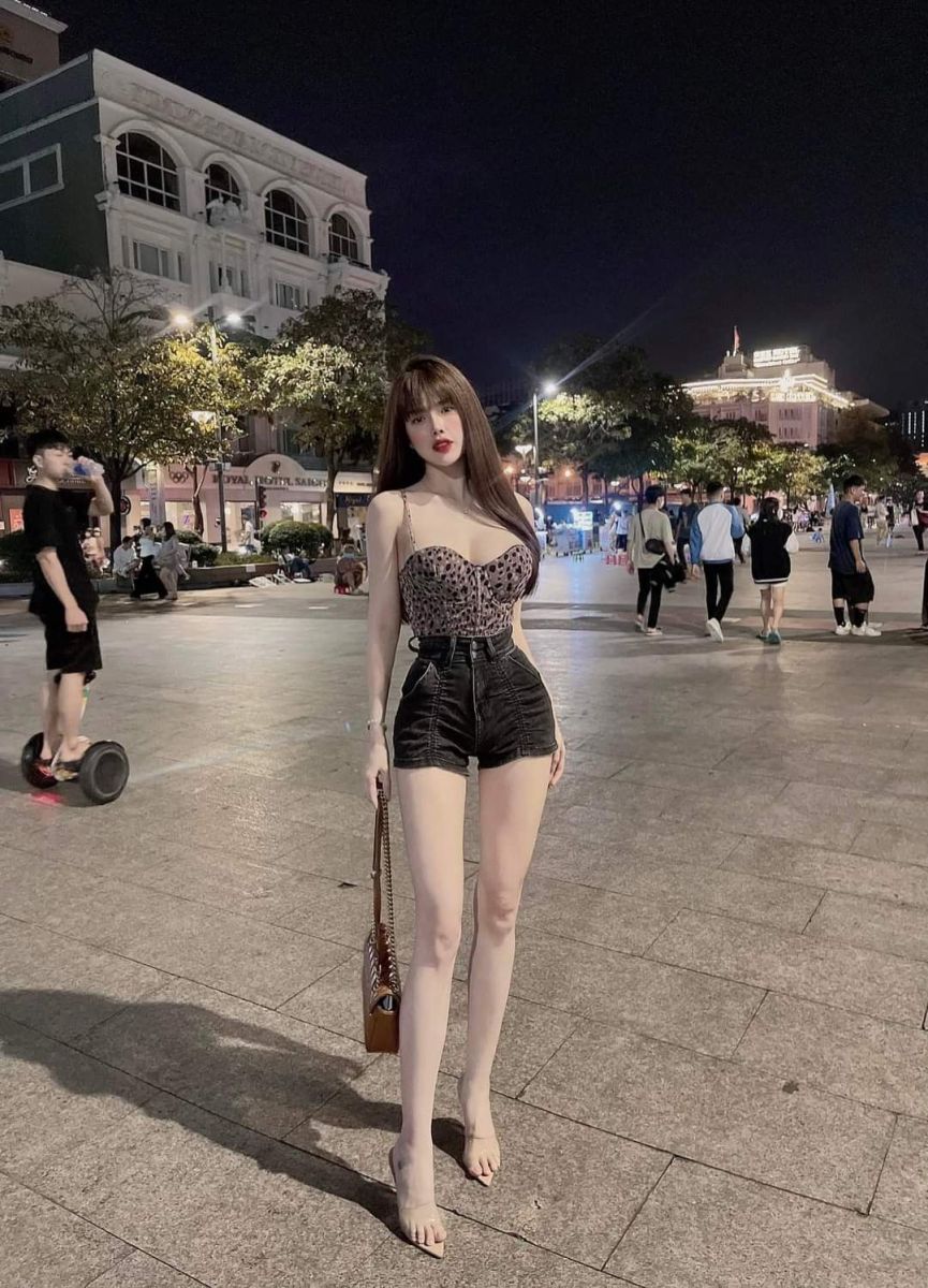 Gái xinh mặc áo crop top và quần short đen tự tin dạo phố