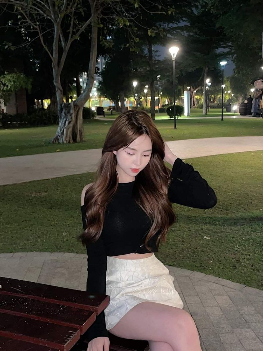 Gái xinh mặc áo croptop đen và chân váy trắng trong công viên