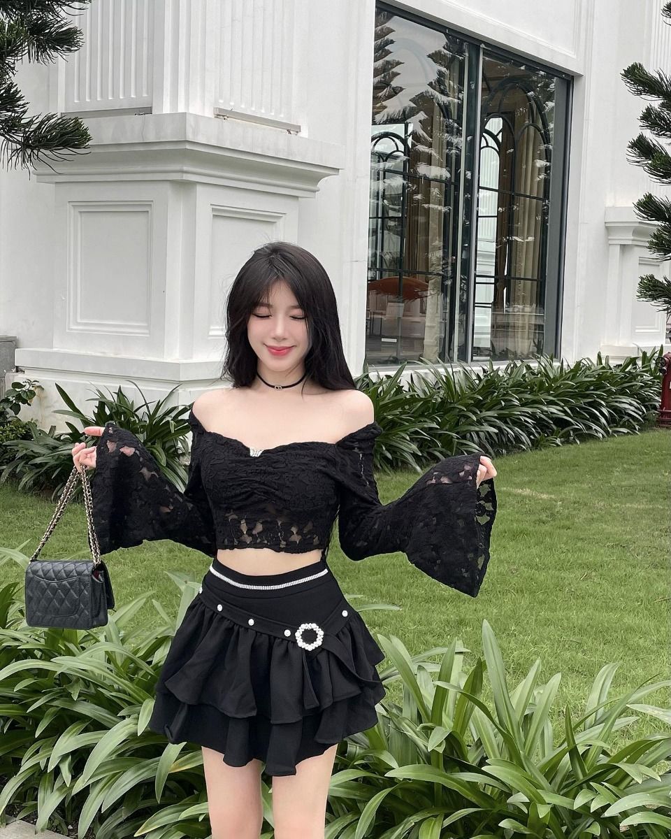 Gái xinh mặc áo croptop giữa khu vườn xanh tươi
