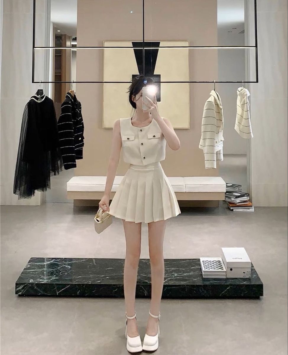 Gái xinh mặc áo croptop trắng và chân váy xòe duyên dáng