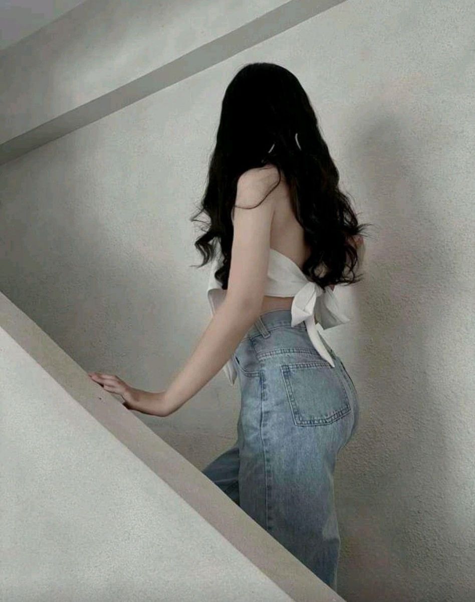 Gái xinh mặc áo croptop trắng và quần jeans sang màu