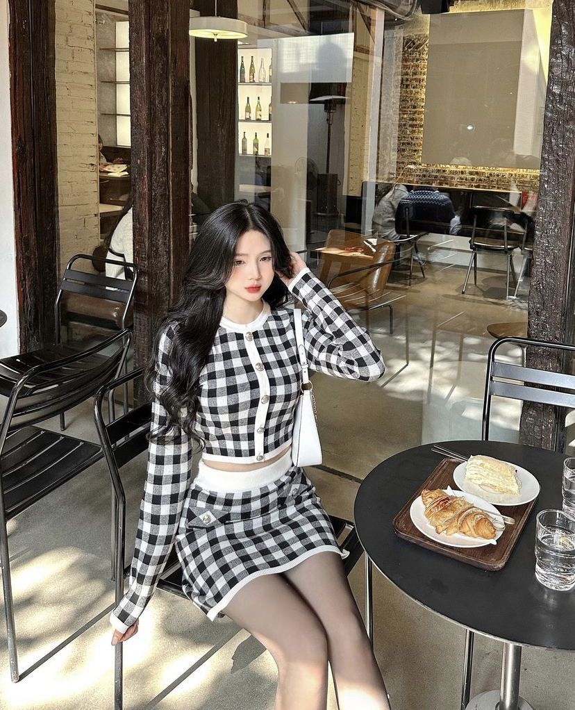 Gái xinh mặc áo croptop và chân váy caro trong quán cafe