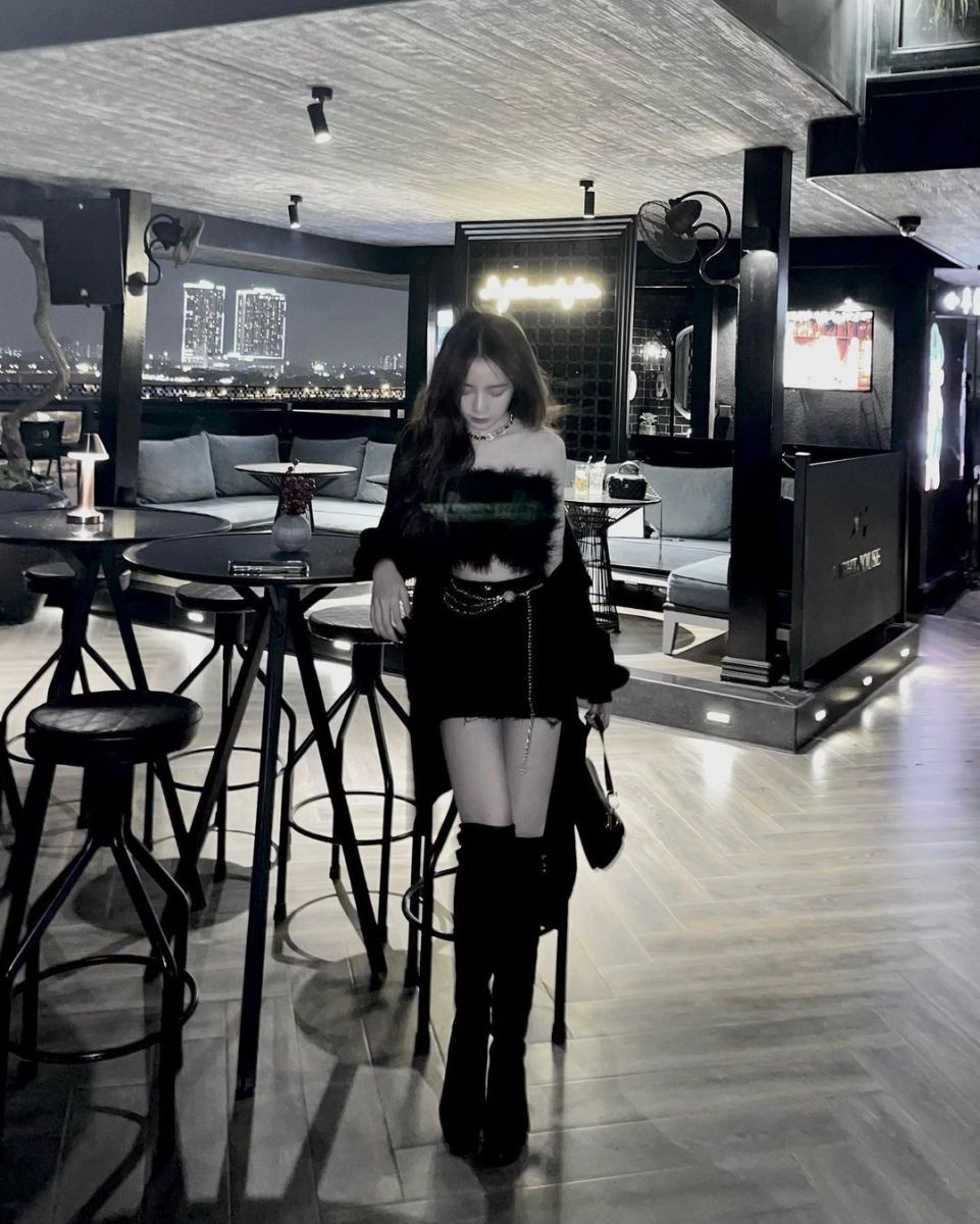 Gái xinh mặc áo croptop và chân váy ngắn tại quán bar sang trọng
