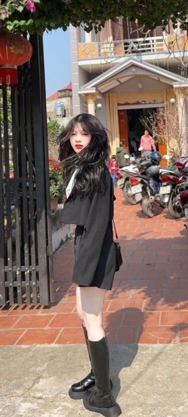 Gái xinh mặc áo dài kết hợp boots cao, tự tin và phong cách