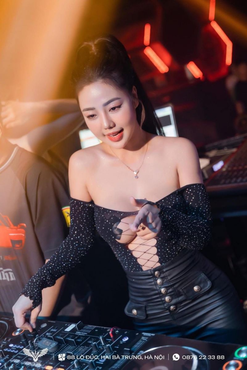 Gái xinh mặc áo dài tay màu đen và chân váy đầm bo sát