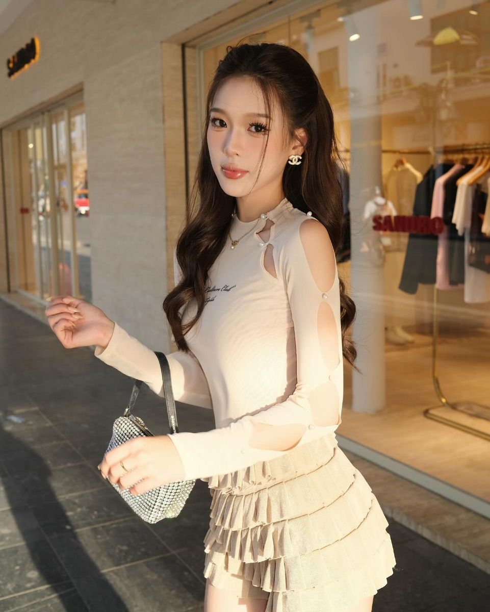 Gái xinh mặc áo dài tay màu sáng dịu dàng