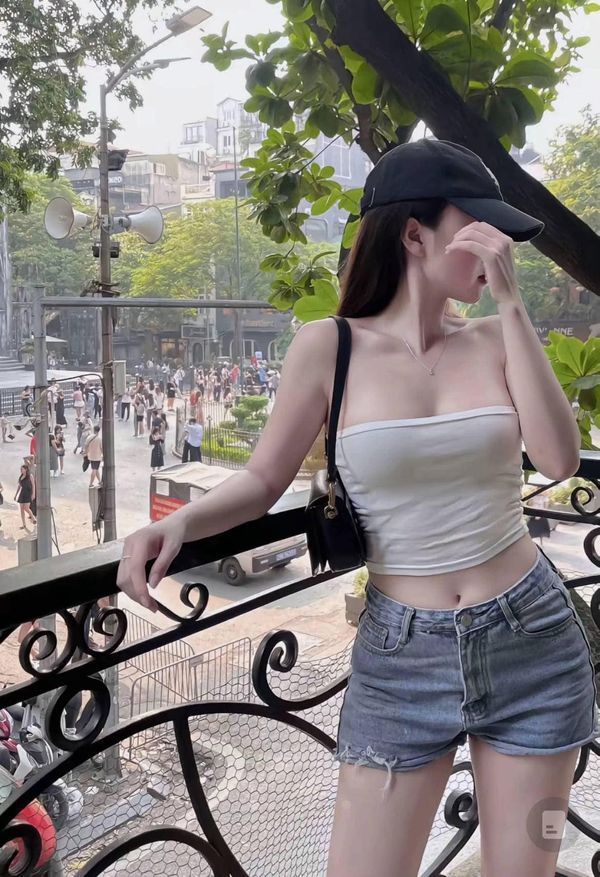 Gái xinh mặc áo dài trắng bên ban công phố phường