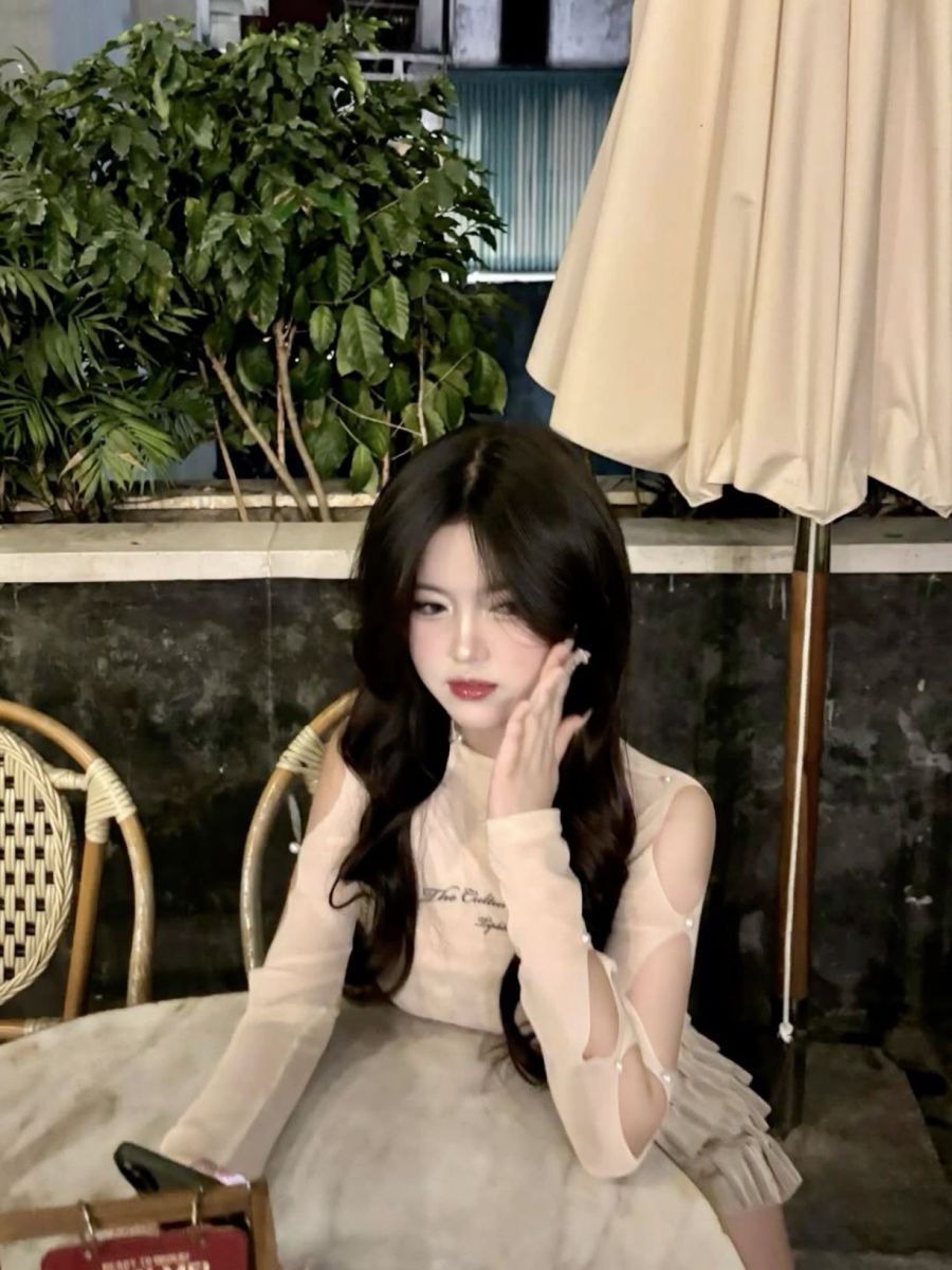 Gái xinh mặc áo dài trắng chụp ảnh trong quán cà phê
