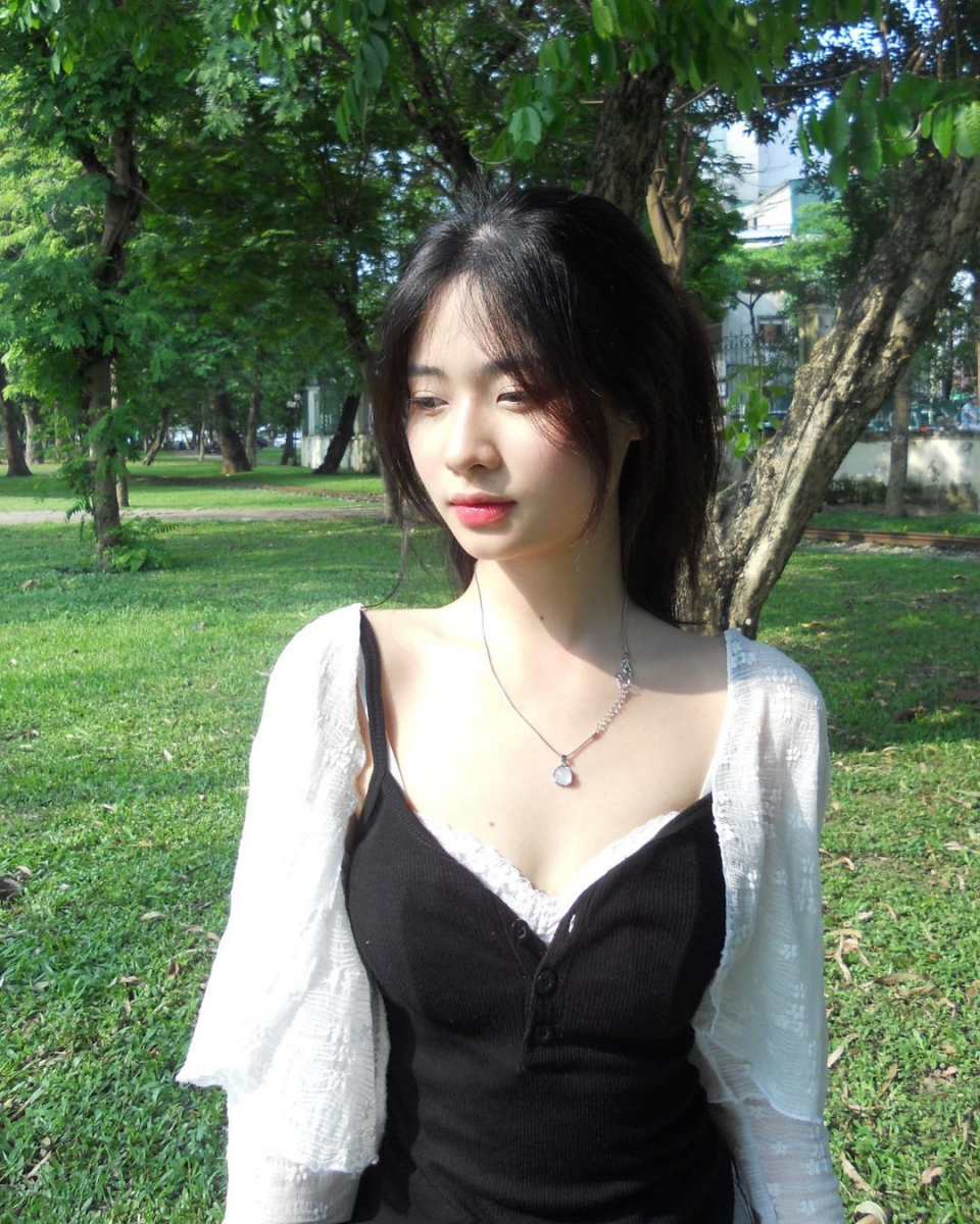 Gái xinh mặc áo dài trắng giữa công viên xanh mát
