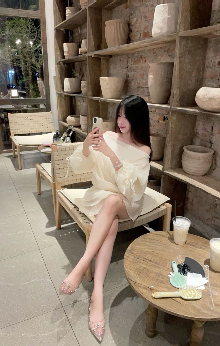 Gái xinh mặc áo dài trắng ngồi trong quán cà phê