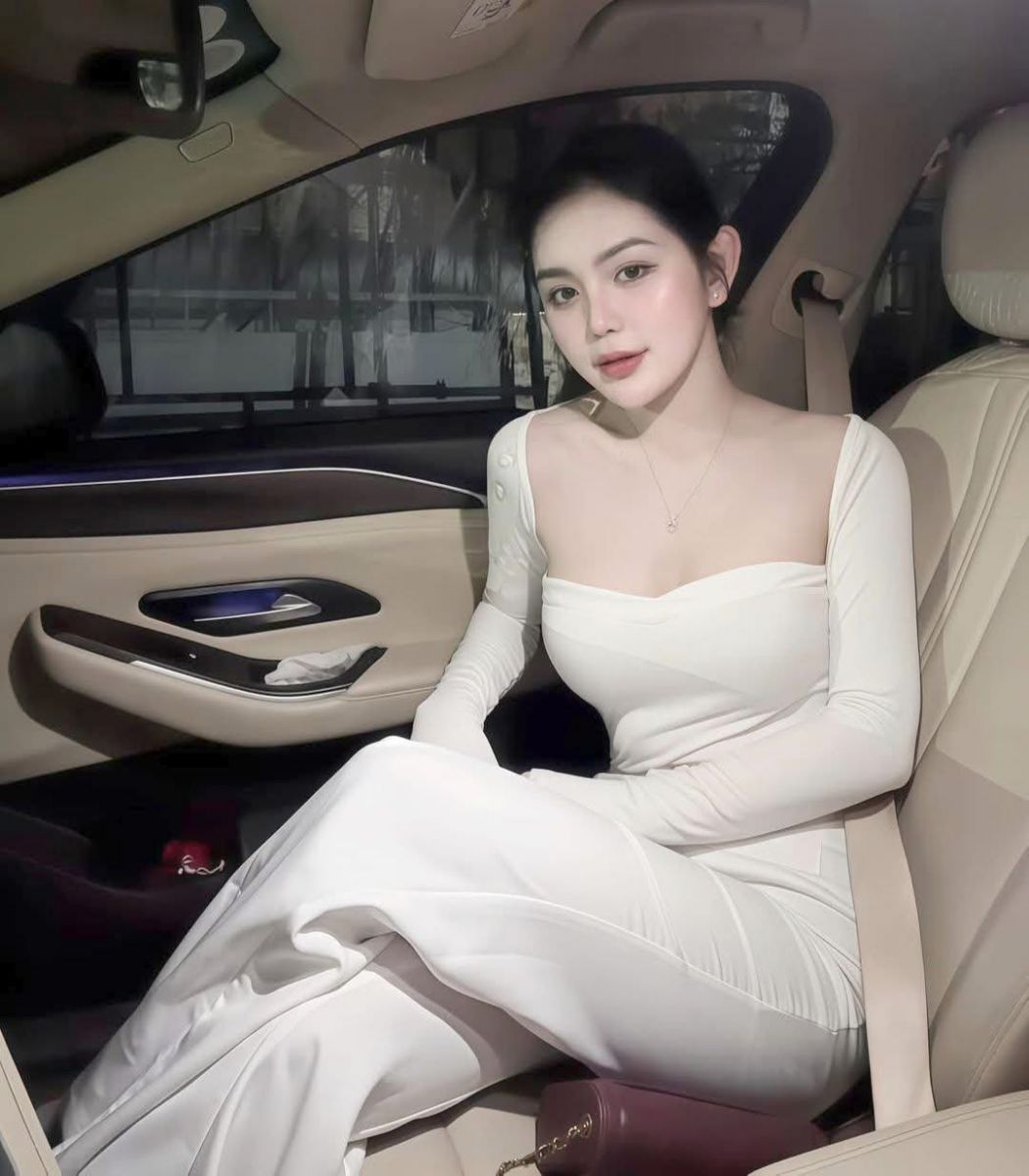 Gái xinh mặc áo dài trắng ngồi trong xe hơi sang trọng