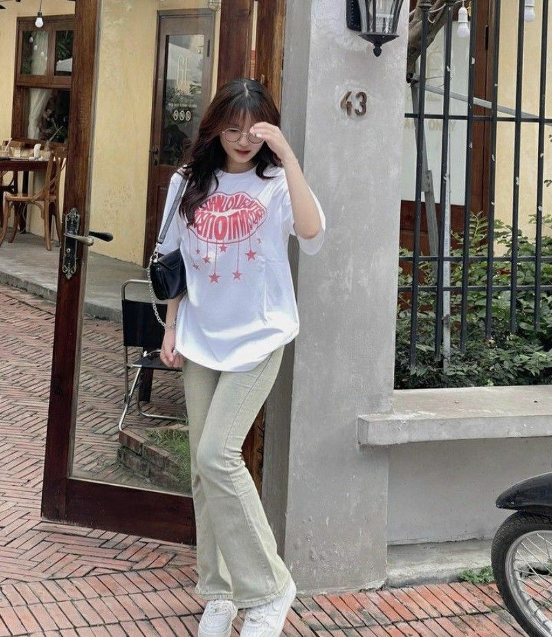 Gái xinh mặc áo dài trắng tại quán cà phê Tây Đô