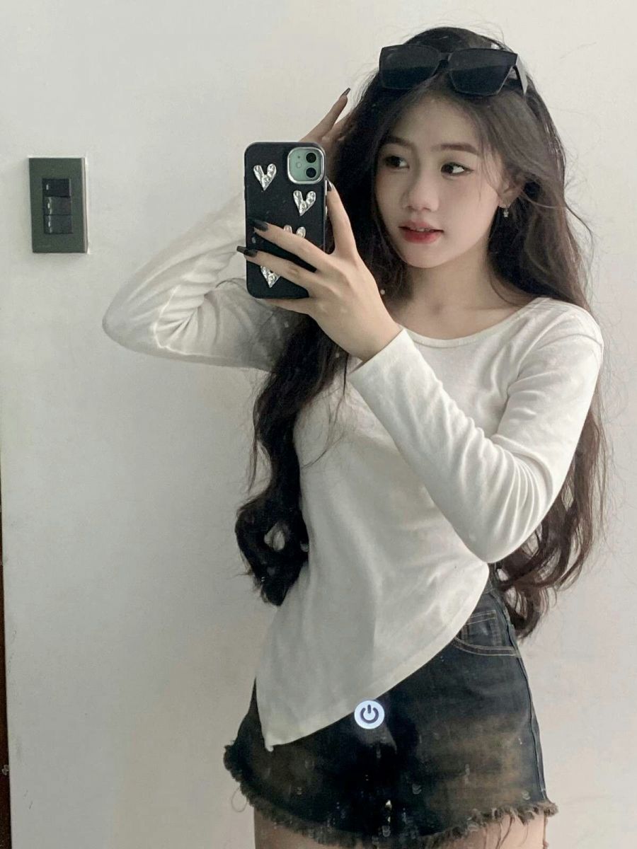 Gái xinh mặc áo dài trắng và quần short jeans thời thượng