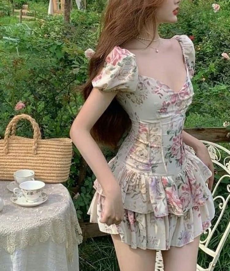 Gái xinh mặc áo đầm hoa trong khu vườn xanh tươi