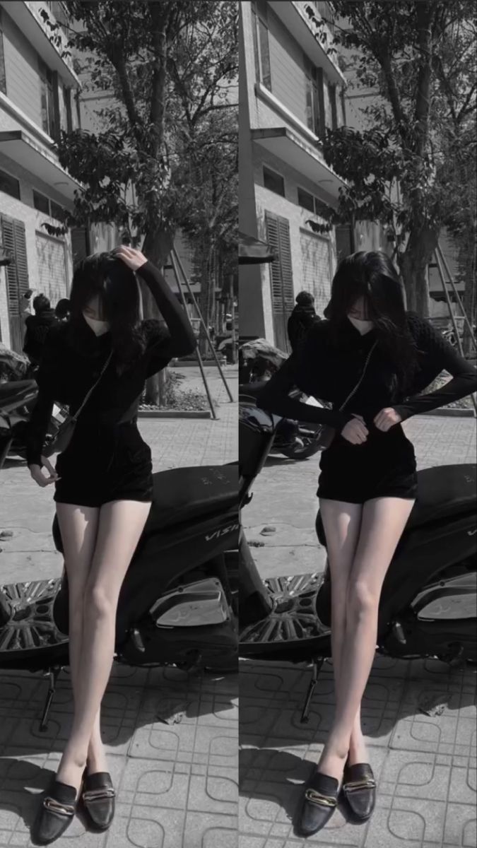 Gái xinh mặc áo đen và chân váy ngắn bên xe máy