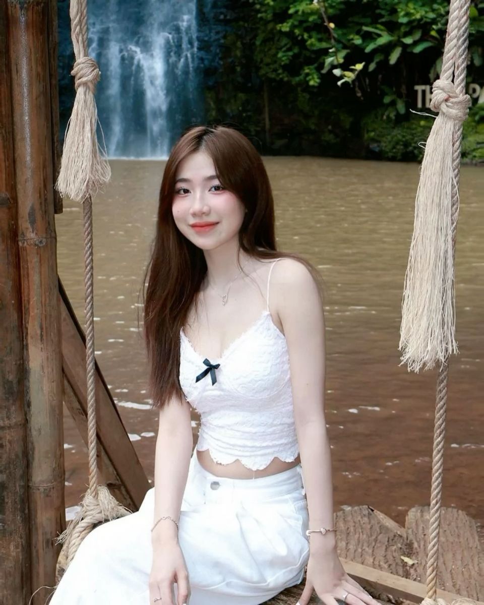 Gái xinh mặc áo hai dây bên thác nước tuyệt đẹp