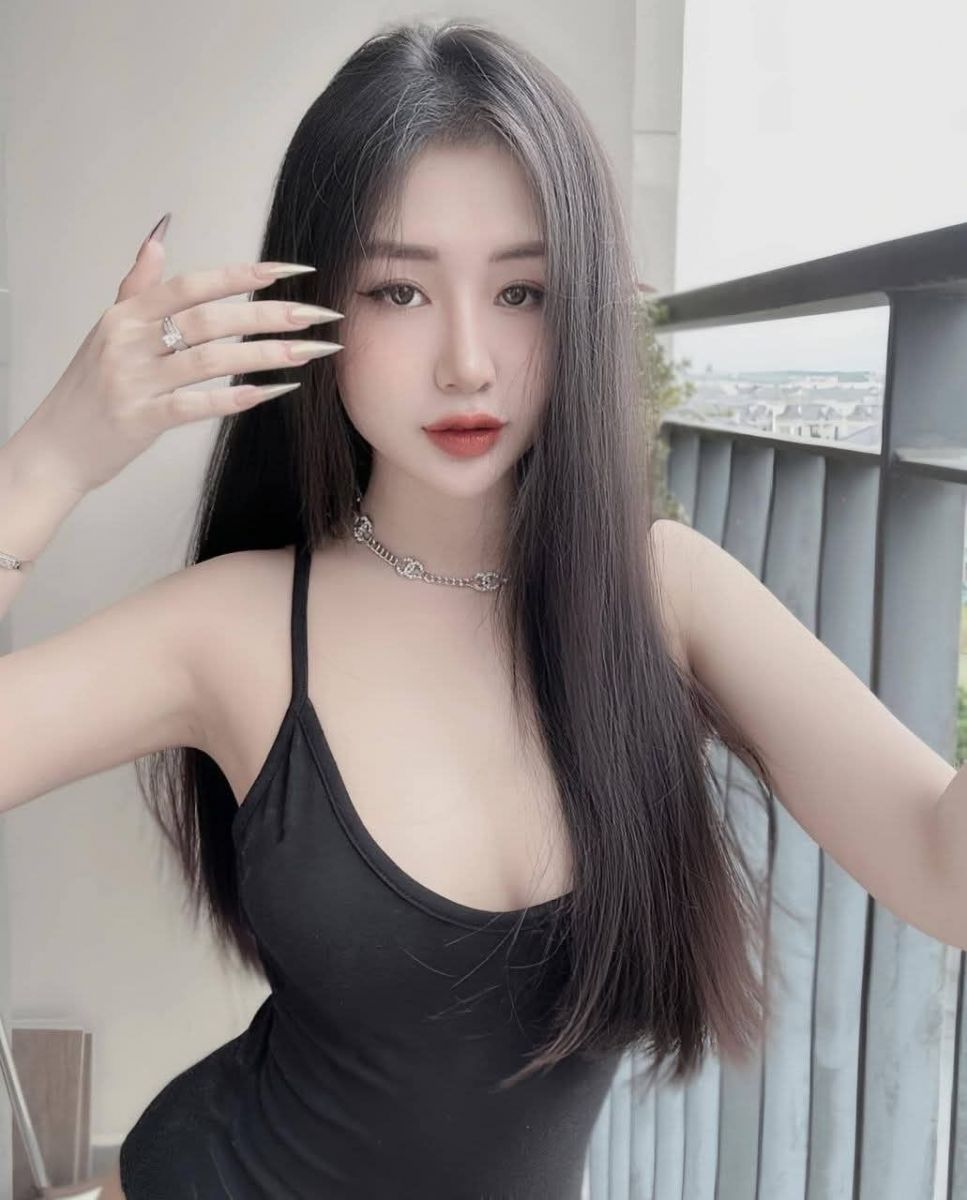 Gái xinh mặc áo hai dây tạo dáng trên ban công