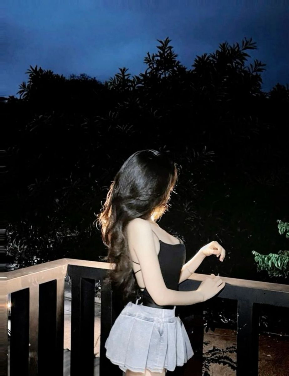 Gái xinh mặc áo hai dây và chân váy ngắn quyến rũ