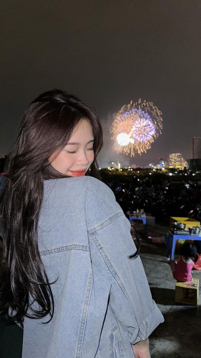 Gái xinh mặc áo khoác denim ngắm pháo hoa tại lễ hội