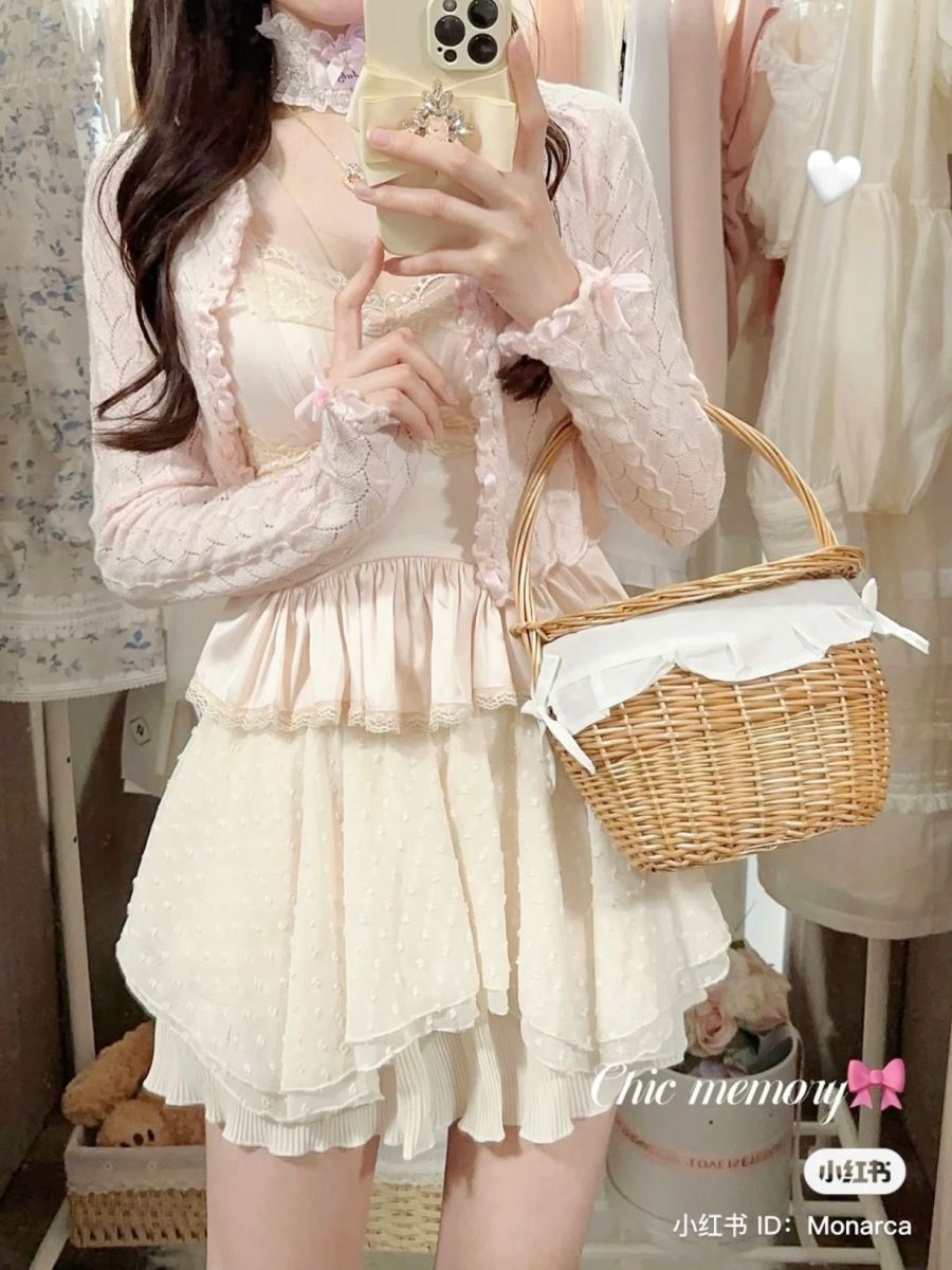 Gái xinh mặc áo khoác hồng và váy trắng tại cửa hàng thời trang