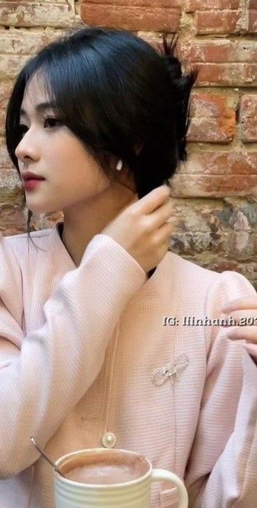 Gái xinh mặc áo khoác màu hồng nổi bật trong quán cà phê