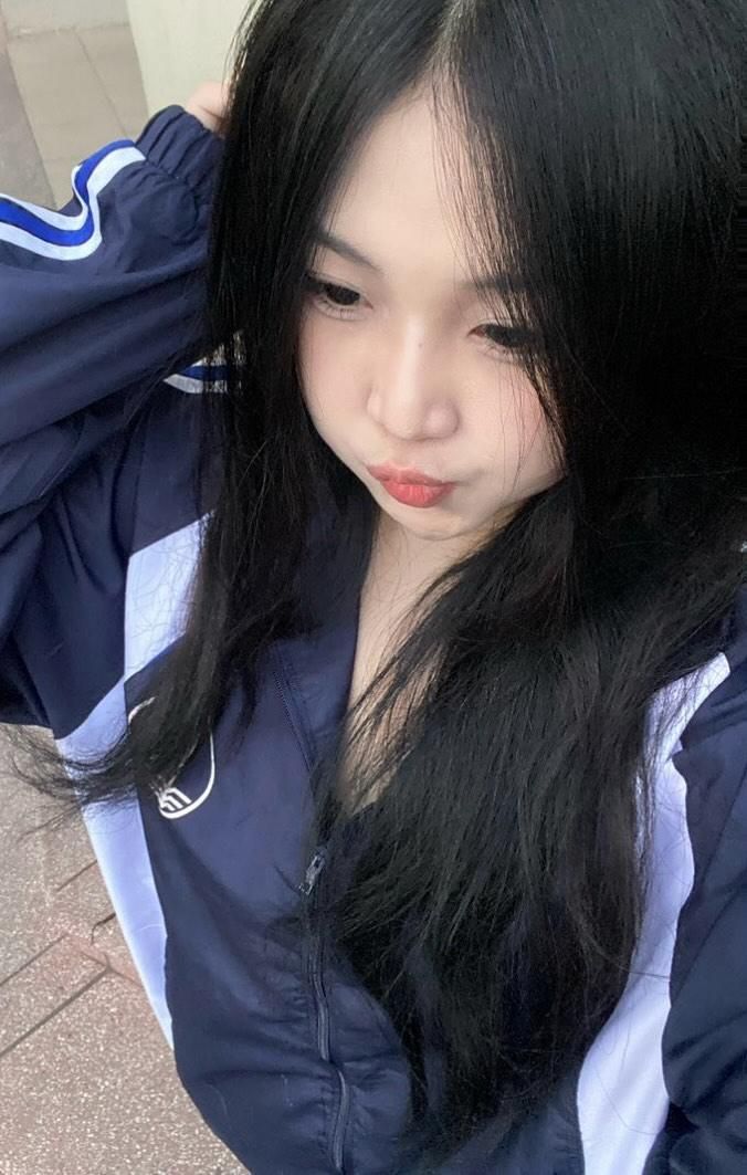 Gái xinh mặc áo khoác thể thao màu xanh đen có sọc trắng