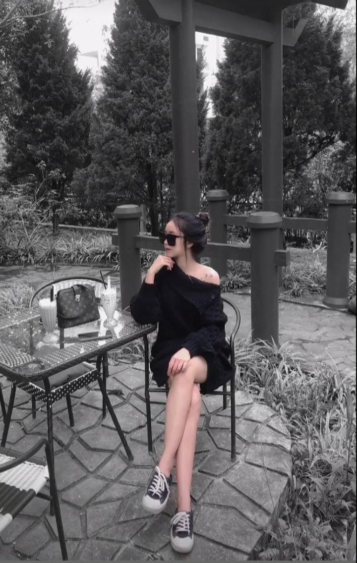 Gái xinh mặc áo len đen và giày thể thao thời trang