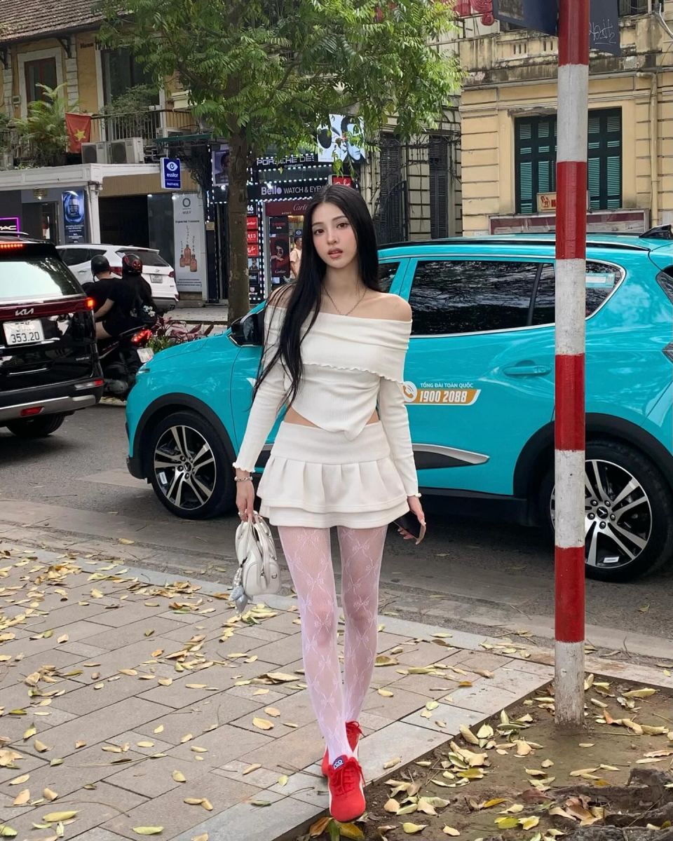 Gái xinh mặc áo off-shoulder trắng kem và chân váy xòe