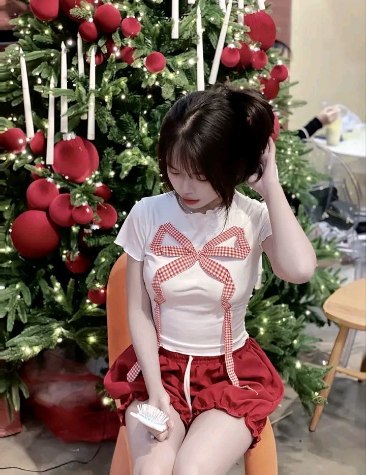 Gái xinh mặc áo phông trắng kết hợp chân váy đỏ trong quán cafe