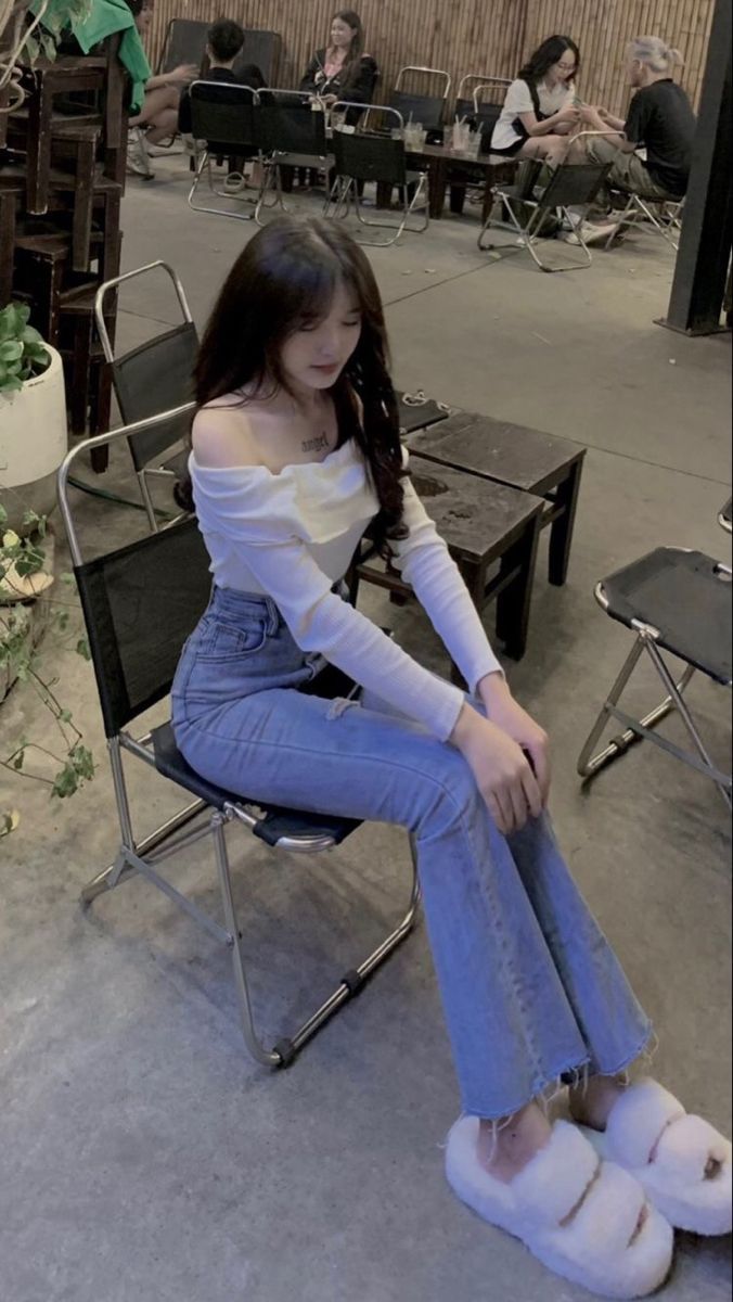 Gái xinh mặc áo phông trắng kết hợp quần jeans ống Loe