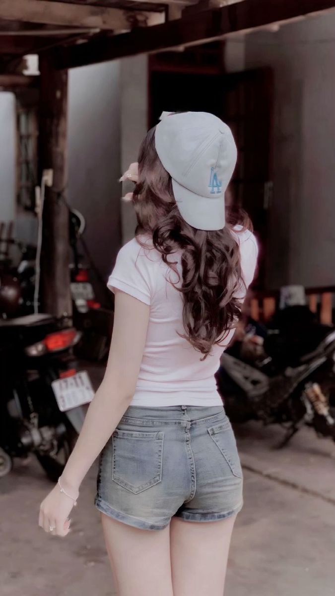 Gái xinh mặc áo phông trắng và quần shorts jeans đẹp mắt