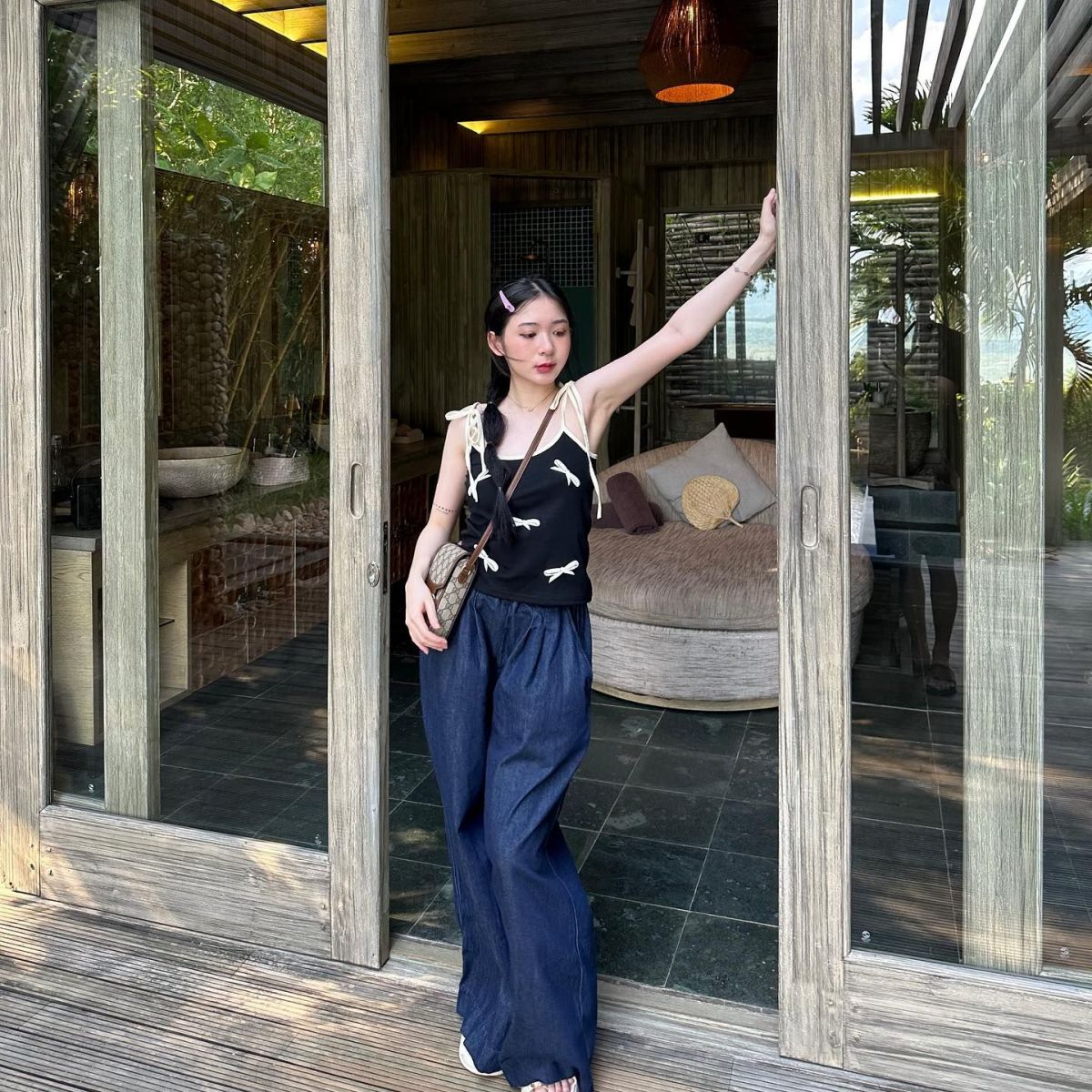Gái xinh mặc áo tank top đen và quần jeans dáng dài