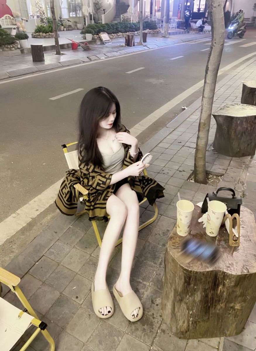 Gái xinh mặc áo thun và khoác ngoài thời trang