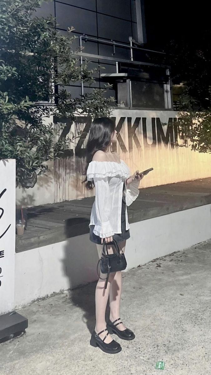 Gái xinh mặc áo trắng off-shoulder và chân váy ngắn dễ thương