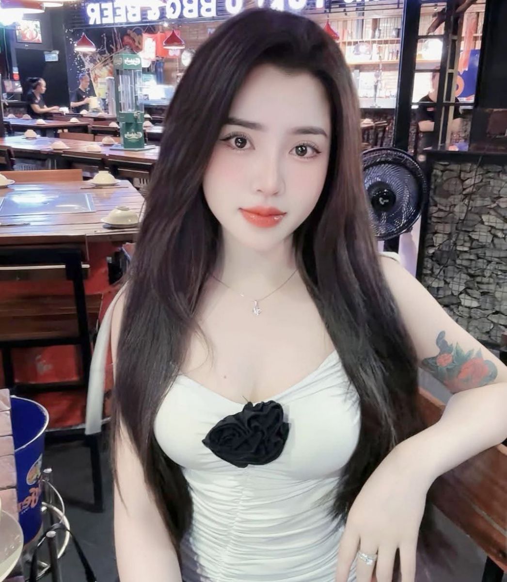 Gái xinh mặc áo trắng trong nhà hàng sang trọng