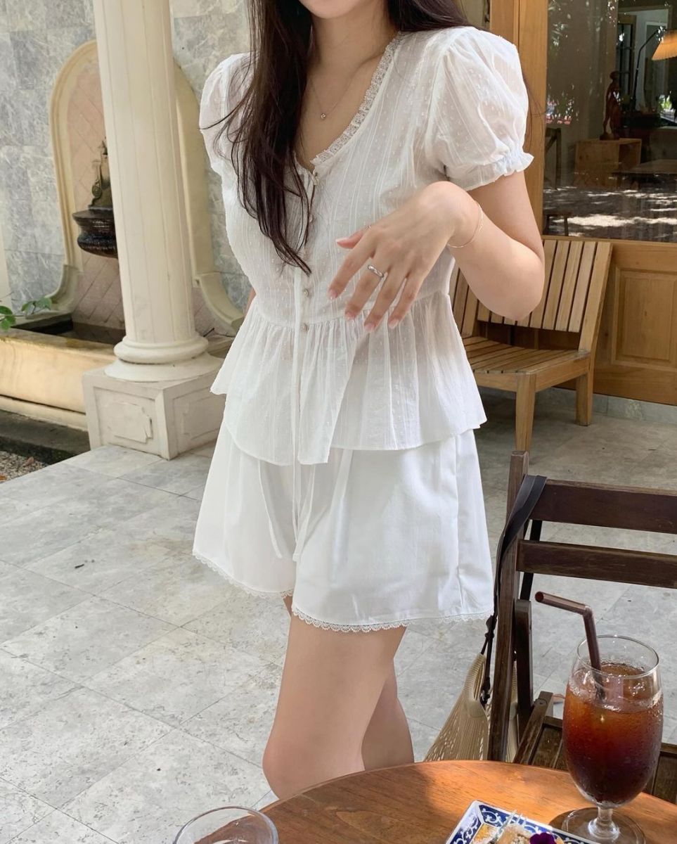 Gái xinh mặc áo trắng và quần short trắng đáng yêu