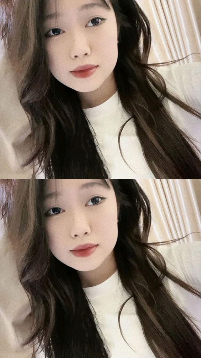 Gái xinh mặc áo trong suốt chụp ảnh selfie trong nhà
