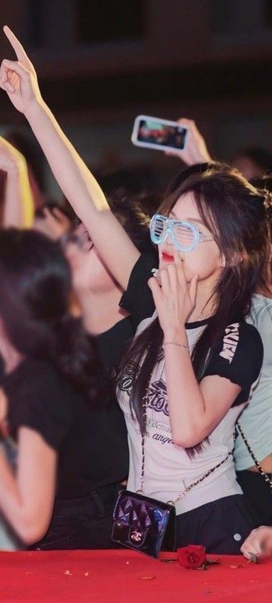 Gái xinh mặc áo trong suốt giữa đám đông trong buổi biểu diễn âm nhạc