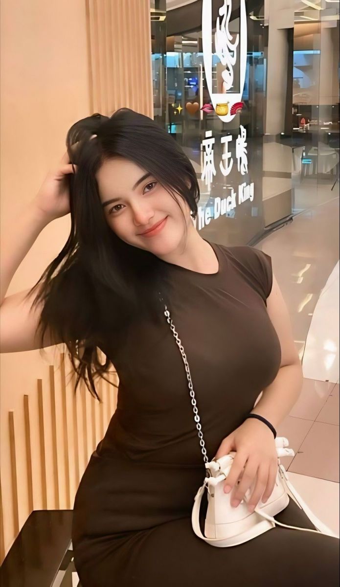 Gái xinh mặc áo trong suốt tại nhà hàng sang trọng