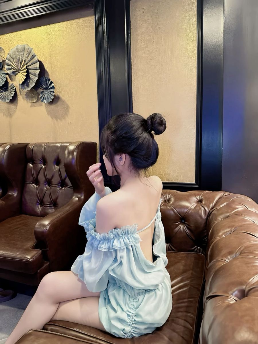 Gái xinh mặc bikini màu trắng trong suốt trên ghế sofa da